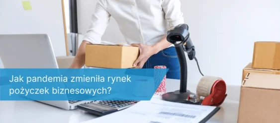 Osoba pakująca niewielkie kartonowe pudełko przy biurku z laptopem, skanerem kodów kreskowych i materiałami do wysyłki