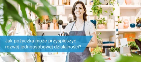 Kobieta w fartuchu stojąca w jasnym, roślinnym sklepie, trzymająca tablet i uśmiechająca się do kamery